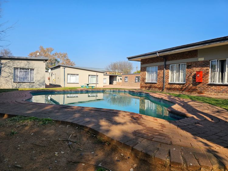 The pool and brick units around the courtyard at Nguni